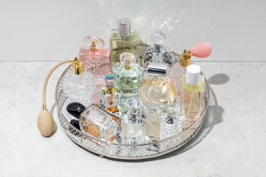 Açık dokulu masalarda farklı lüks parfümler ve aksesuarlar.