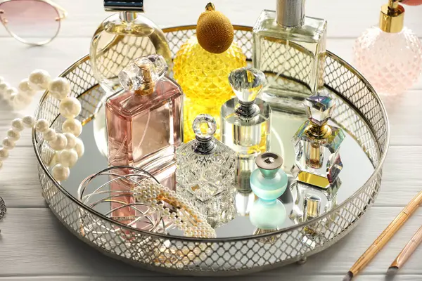 Beyaz ahşap masada farklı lüks parfümler.