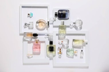 Beyaz arka planda farklı lüks parfümler, düz yatış