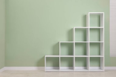 İçerideki zeytin duvarının yanındaki boş raf ünitesi. Metin için boşluk