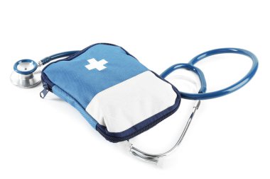 İlk yardım çantası ve steteskop beyaza izole edilmiş.