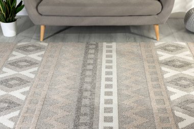 Oturma odasında yerde desenli yumuşak bir halı.