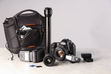 Profesyonel fotoğrafçının ekipmanı ve çantası ışık masasında. Metin için boşluk