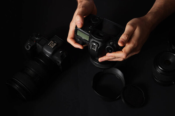 Fotógrafo Con Cámara Profesional Equipo Sobre Fondo Negro Primer Plano — Foto de Stock