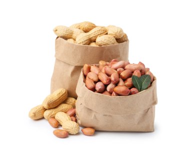 Beyaz poşetlerdeki taze fıstıklar.