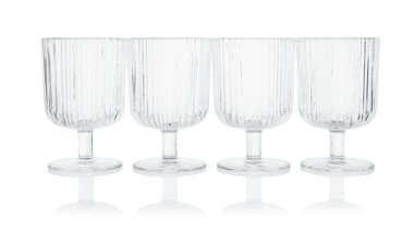 Birçok boş temiz bardak beyaz üzerine izole