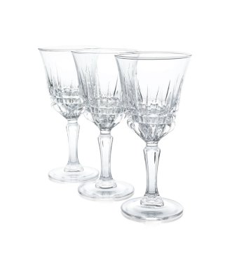 Beyaz üzerine izole edilmiş üç boş bardak.