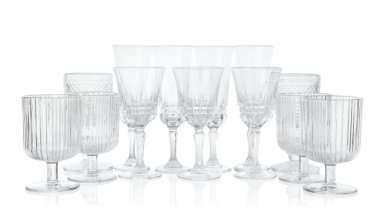 Birçok boş temiz bardak beyaz üzerine izole