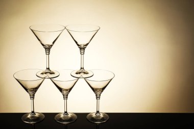 Bej arka planda ayna yüzeyinde birçok boş bardak var. Metin için boşluk