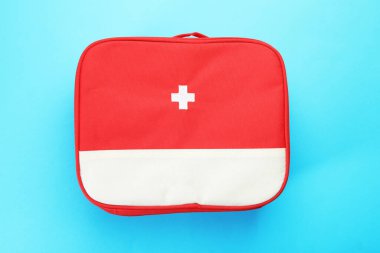 Açık mavi arkaplanda ilk yardım çantası, üst görünüm