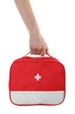 Beyaz arka planda kadın ilk yardım çantası, yakın plan.