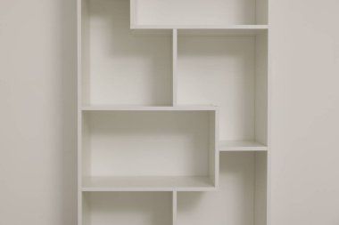 Boş raf ünitesi ışık duvarının yanında, kapalı.