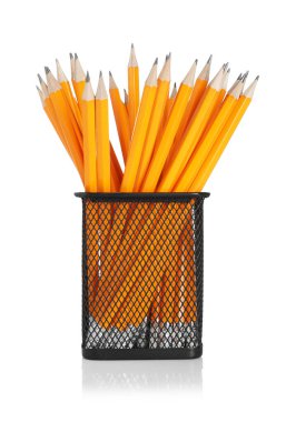 Ayna yüzeyinde bulunan birçok grafit kalem beyaz üzerine izole edilmiştir.