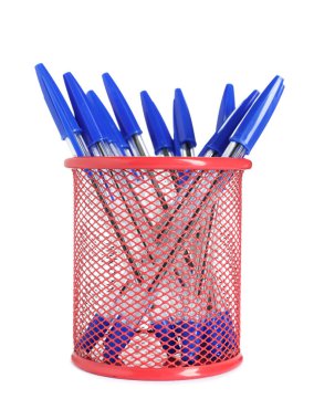 Birçok kalem beyaz üzerine izole edilmiş.