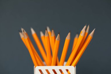 Gri arkaplanda çok sayıda kalem var, yakın plan