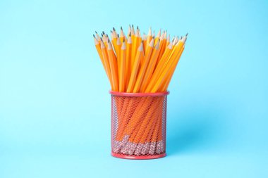 Açık mavi arkaplanda bulunan birçok grafit kalem