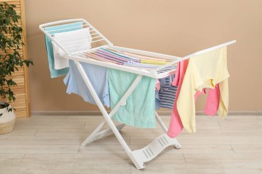 Evde temiz çamaşırlarla kuru askı.