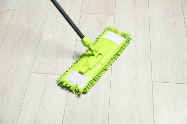 Ahşap zeminde mikrofiber paspas. Temizlik ekipmanı