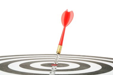 Beyaz zemin üzerinde kırmızı ok olan dart tahtası