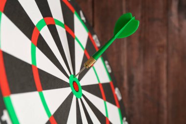 Tahta arka planda ok olan dart tahtası, yakın plan. Metin için boşluk