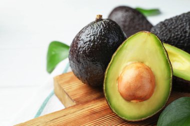 Avokadoların tamamını beyaz masaya koyun, yakın plan. Metin için boşluk