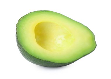 Olgun avokadonun yarısı beyaza izole edilmiş.