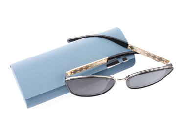 Güneş gözlüklü şık bir çanta, beyaz, üst görünüm