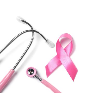 Göğüs kanseri farkındalığı. Pembe kurdele ve steteskop beyaz, üstten görünüyor.
