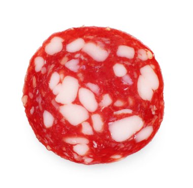 Beyaz arka planda bir dilim tütsülenmiş sosis.