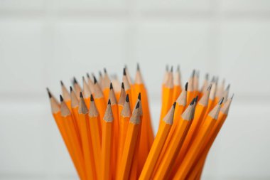 Bulanık arkaplanda birçok grafit kalem, yakın plan