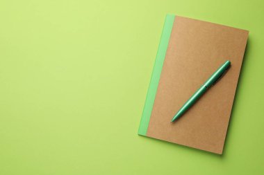 Yeşil arkaplan üzerine metin ve kalem, üst görünüm. Metin için boşluk