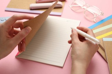 Pembe arka planda yazı yazan kadın, yakın plan