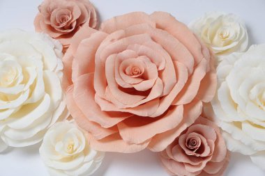 Beyaz arka planda güzel kağıt çiçekler, düz uzanmış