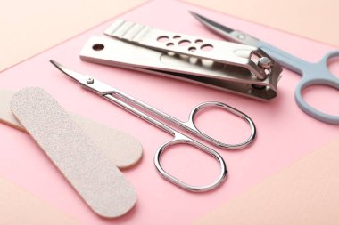 Renk arkaplanı üzerinde farklı manikür araçları kümesi, yakın plan