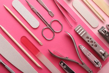 Parlak pembe arka plan üzerinde farklı manikür araçları, düz yatıyordu