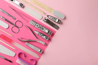 Pembe arka planda farklı manikür aletleri var. Metin için boşluk