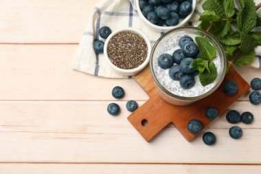 Yaban mersinli lezzetli chia pudingi ve ahşap masada nane şekeri. Metin için boşluk