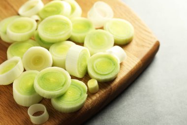 Gri masada yeni kesilmiş pırasa, yakın plan.