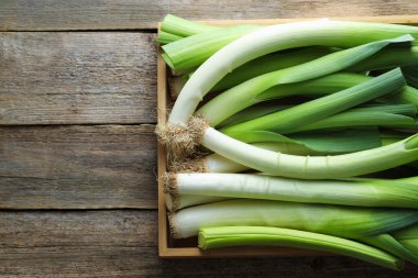 Tahta masada taze pırasa, üst manzara.