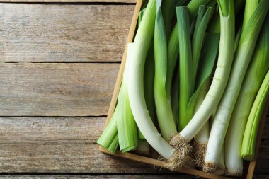 Tahta masada taze pırasalar, üst manzara. Metin için boşluk