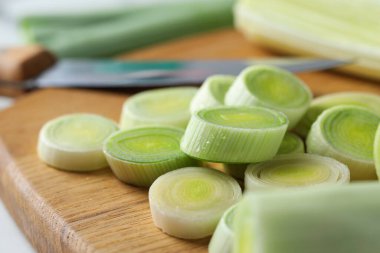 Kırpılmış pırasa, bıçak ve yemek, yakın plan.