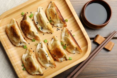 Tahta masada servis edilen susamlı lezzetli kızarmış gyoza hamur köfteleri.