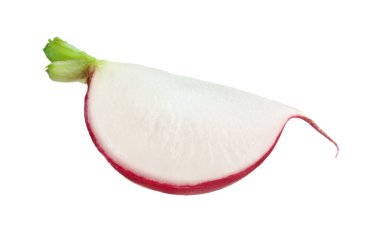 Taze olgun turp parçası beyaza izole edilmiş.