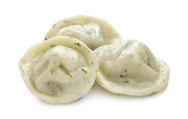 Lezzetli hamur tatlısı (pelmeni) ve beyaz üzerine izole edilmiş baharatlar