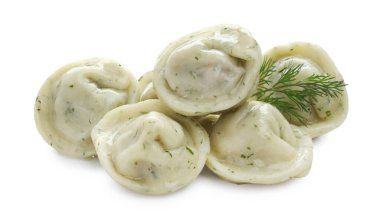 Lezzetli hamur tatlısı (pelmeni) ve beyaz üzerine izole edilmiş baharatlar