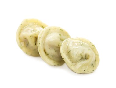 Lezzetli hamur tatlısı (pelmeni) ve beyaz üzerine izole edilmiş baharatlar