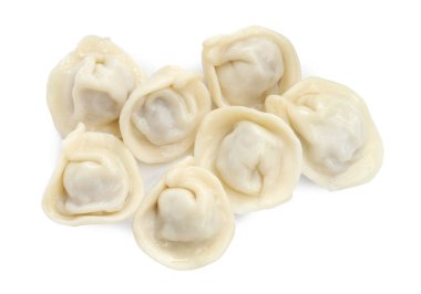 Lezzetli kaynamış hamur köfteleri (pelmeni) beyaz, üst görünümde izole