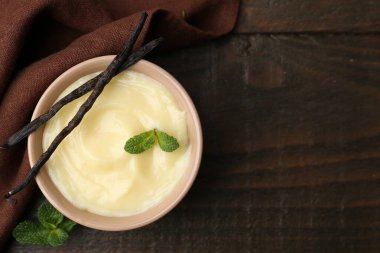 Lezzetli vanilyalı puding, nane ve kapsüller ahşap masa, üst manzara. Metin için boşluk