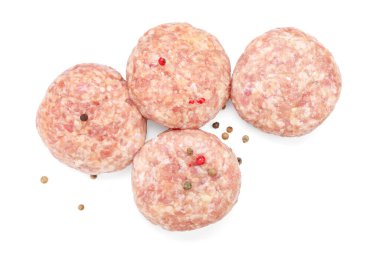 Birçok pişmemiş köfte ve baharat beyaz, üst görünüm izole