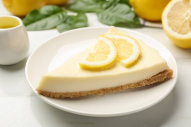 Lezzetli limonlu cheesecake beyaz masada, yakın plan.